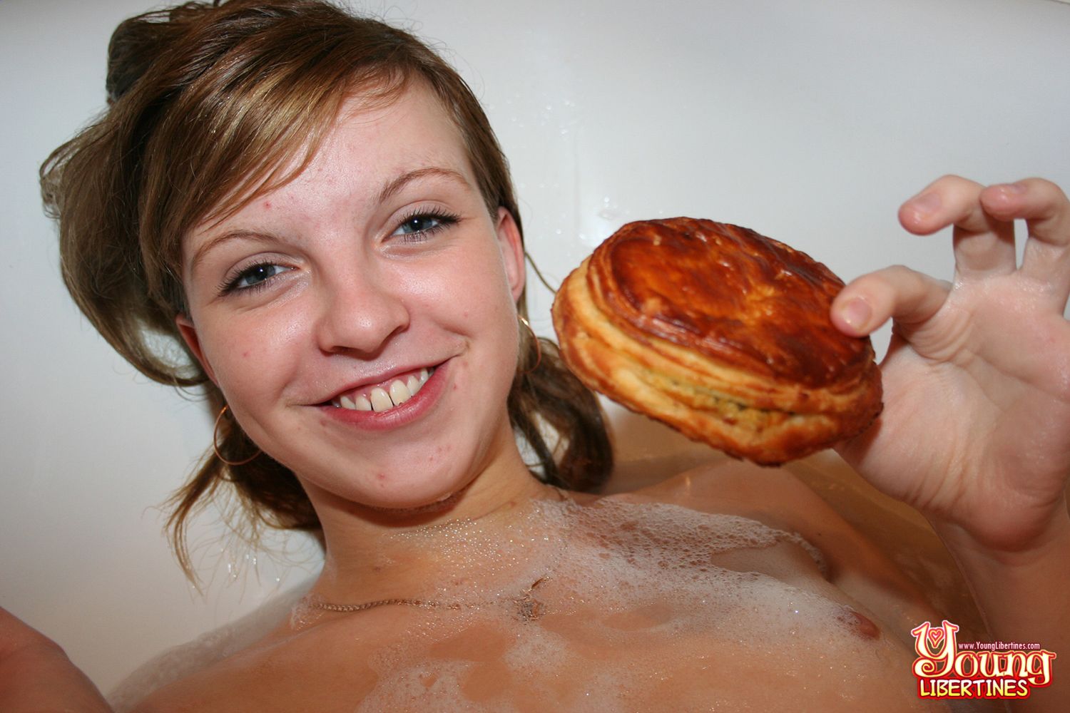 TEEN WANTS TO FUCK IN A BATHTUB