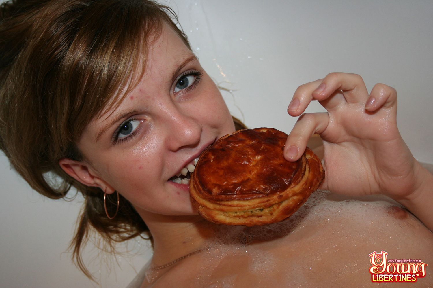 TEEN WANTS TO FUCK IN A BATHTUB