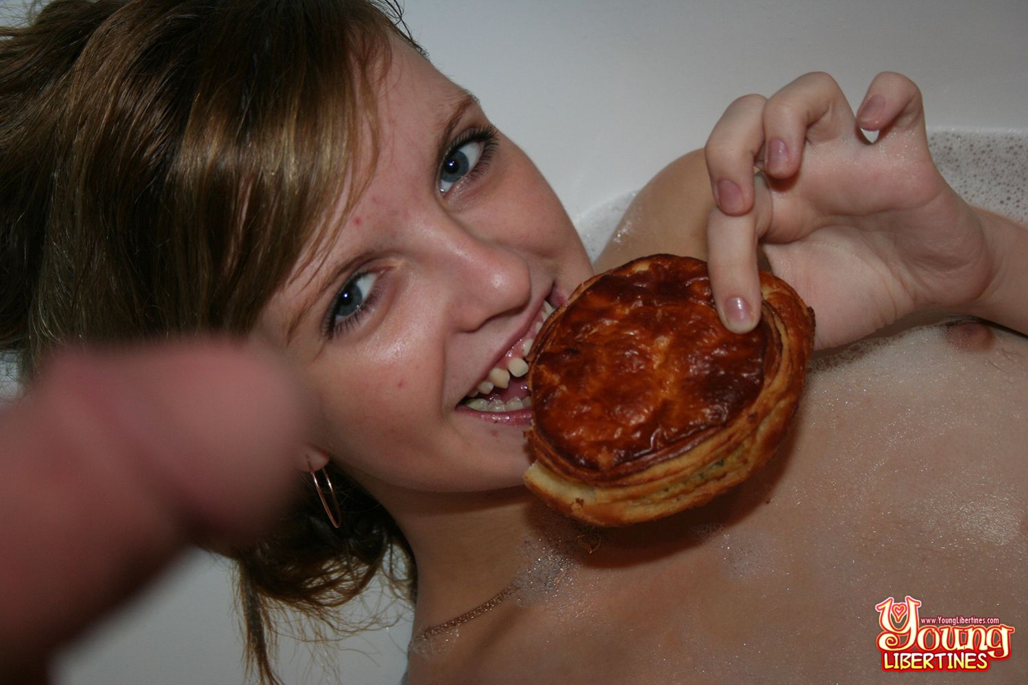 TEEN WANTS TO FUCK IN A BATHTUB