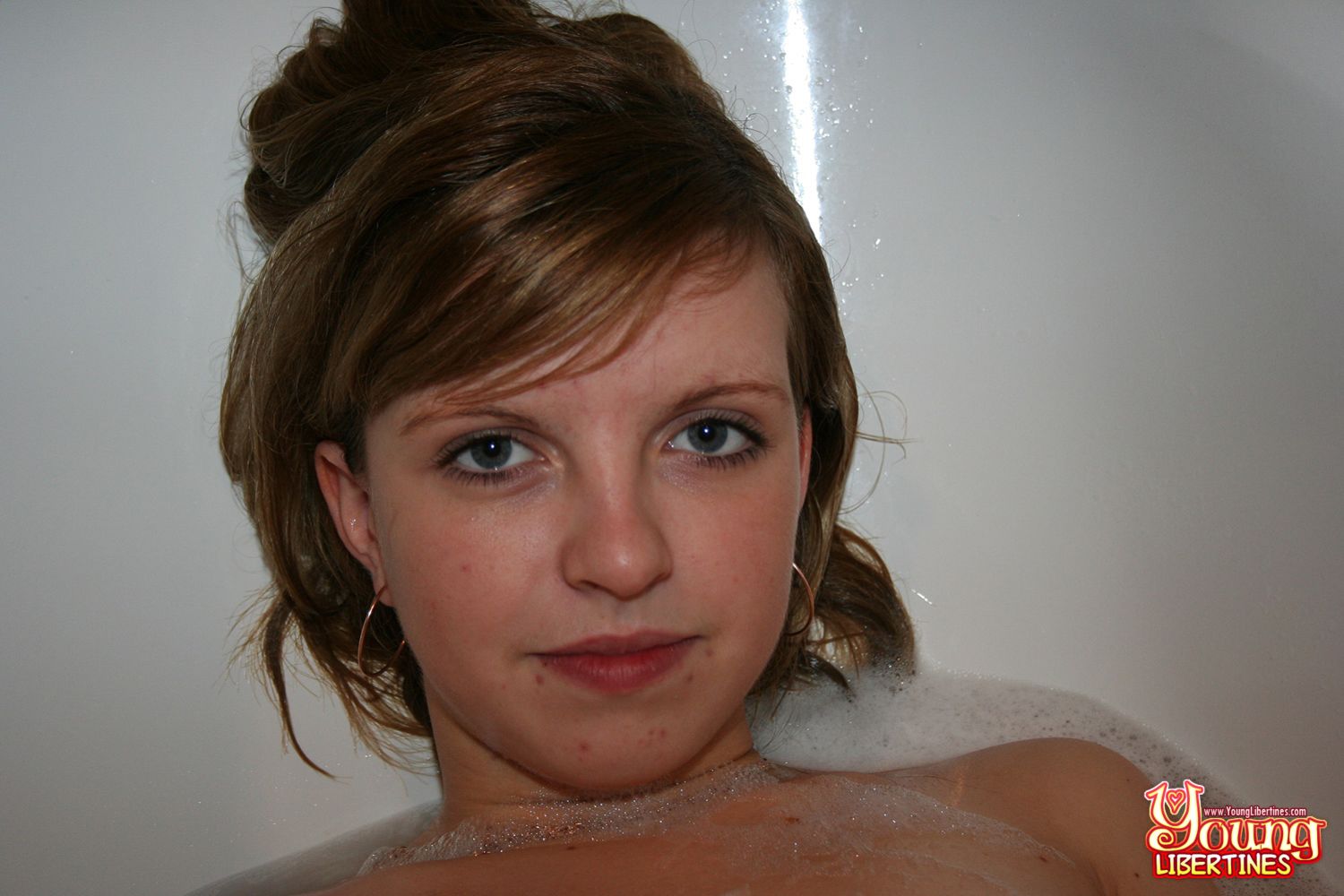TEEN WANTS TO FUCK IN A BATHTUB