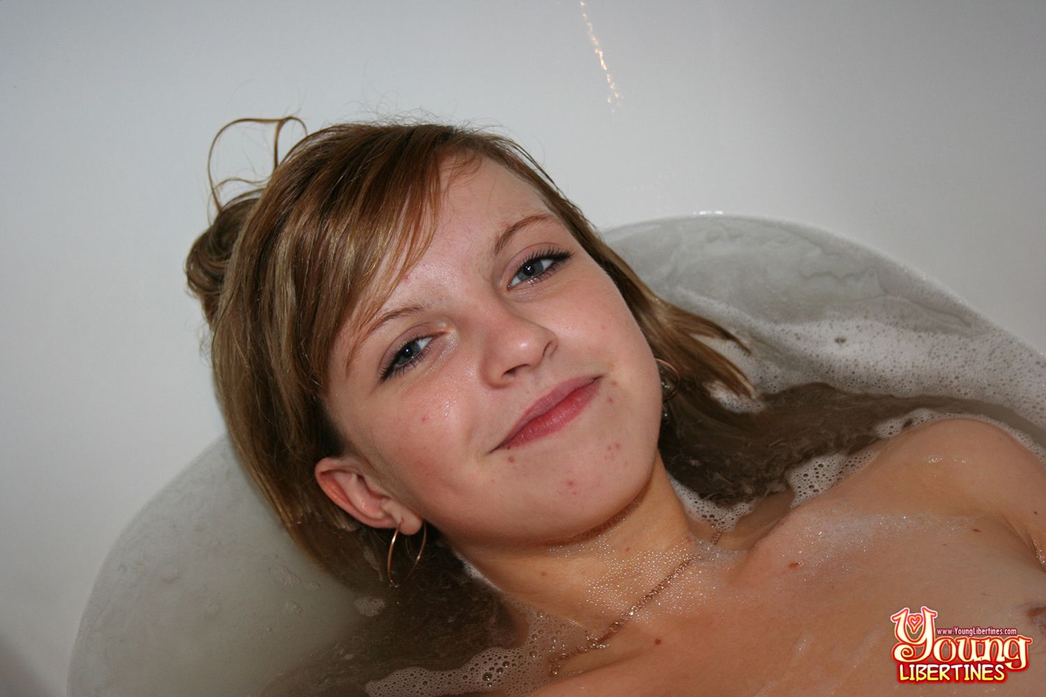 TEEN WANTS TO FUCK IN A BATHTUB
