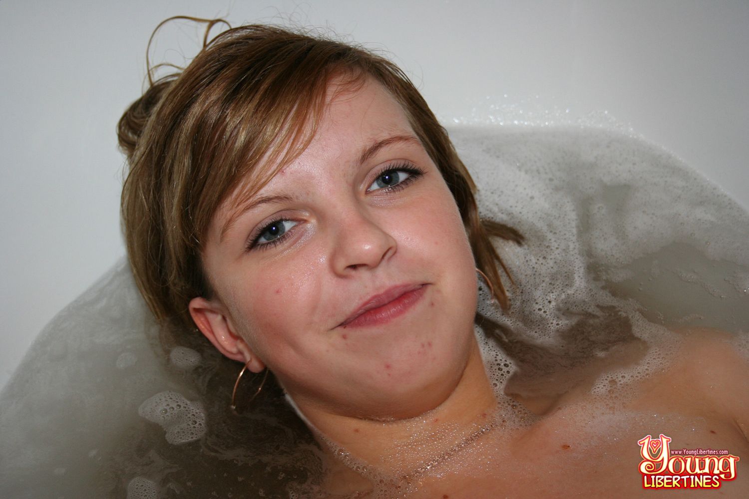 TEEN WANTS TO FUCK IN A BATHTUB