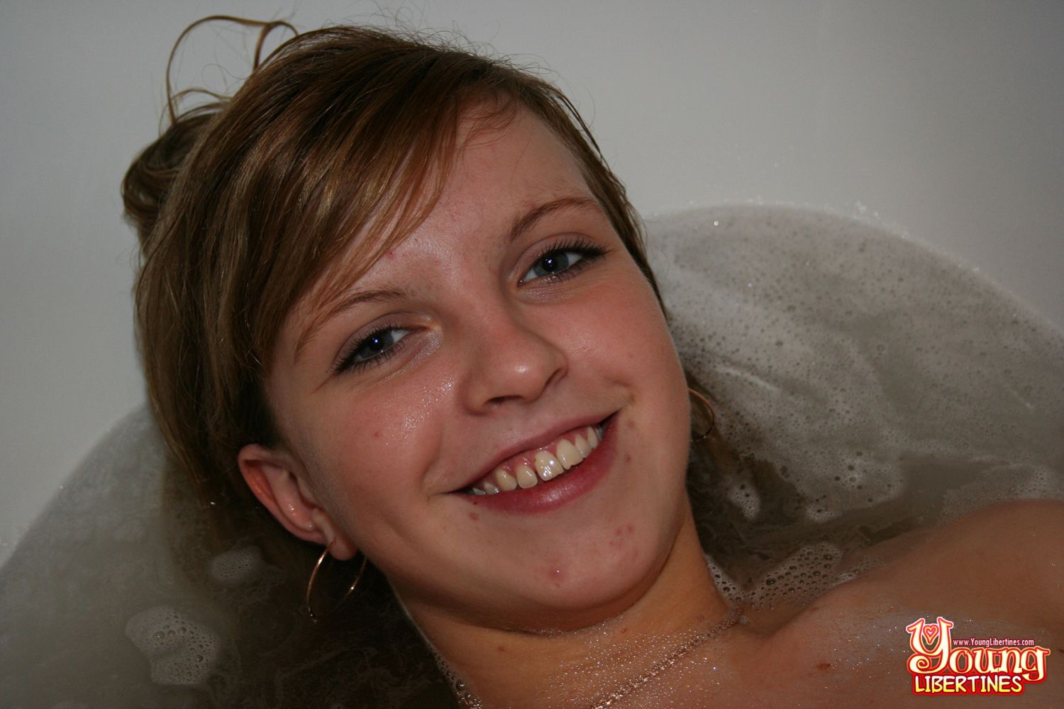 TEEN WANTS TO FUCK IN A BATHTUB