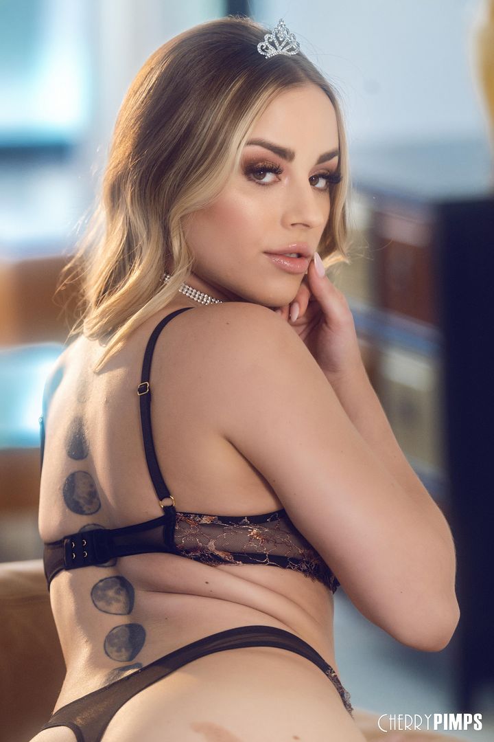 Anna Loves To Turn You On