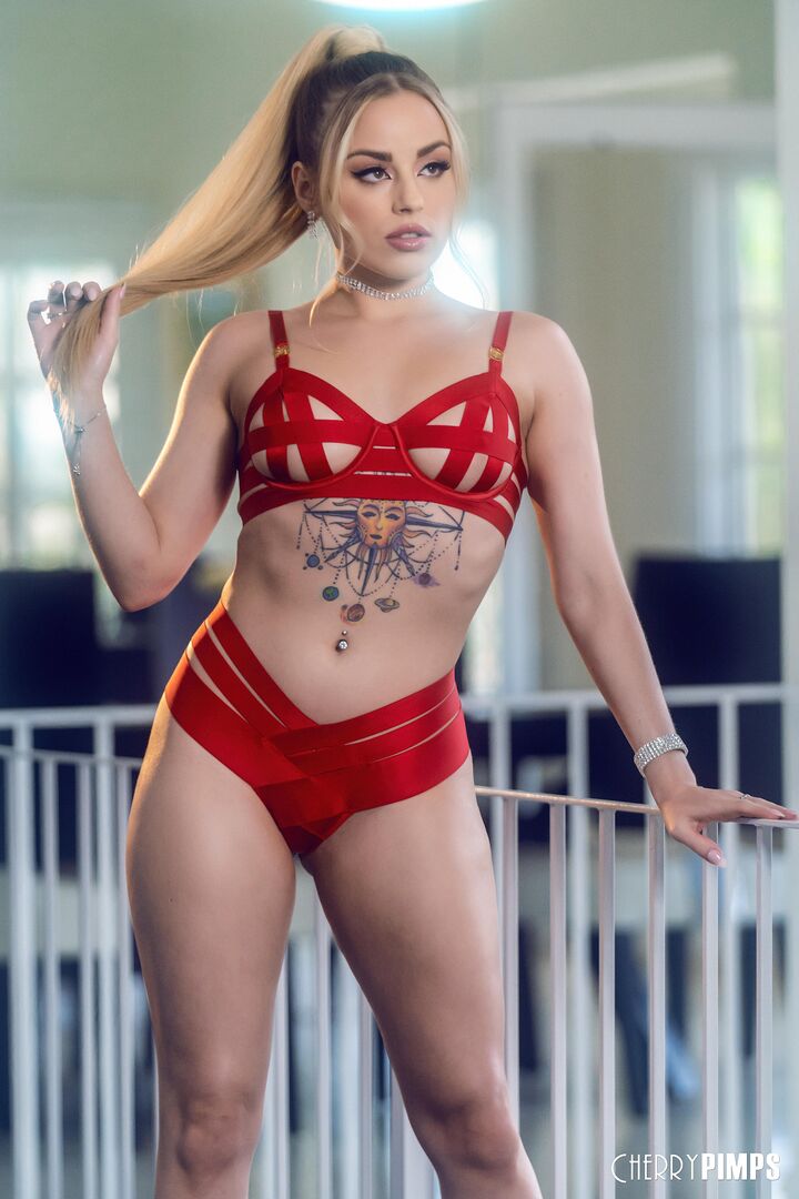 Anna Twerks For You in Red Lingerie