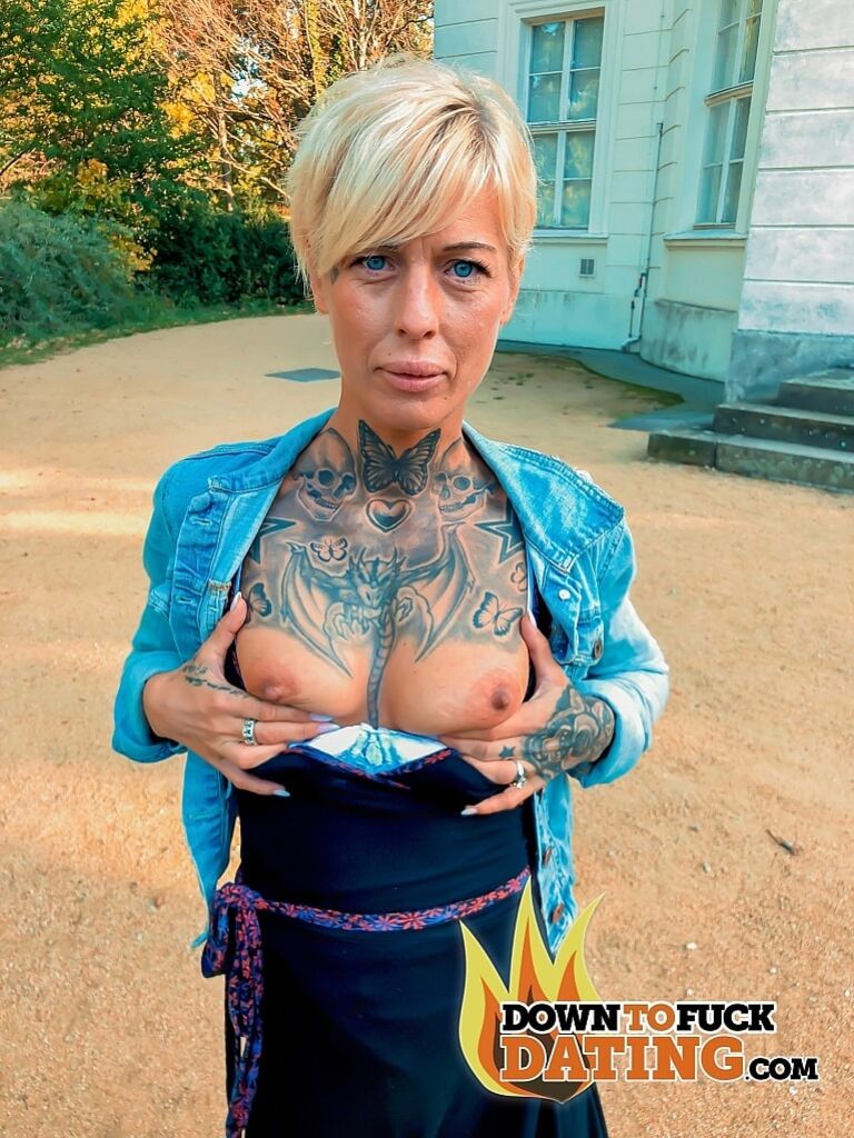 Vicky Hundt: Finds Some Cock On A Dating App