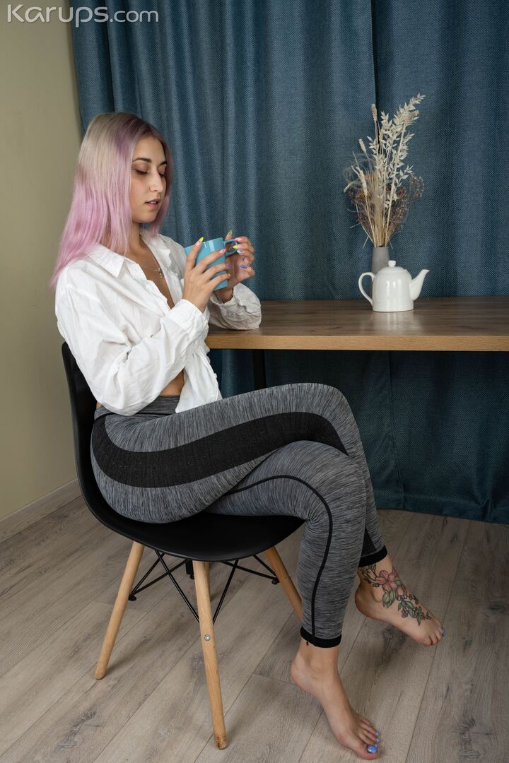 IRIS RUBS HER CLIT