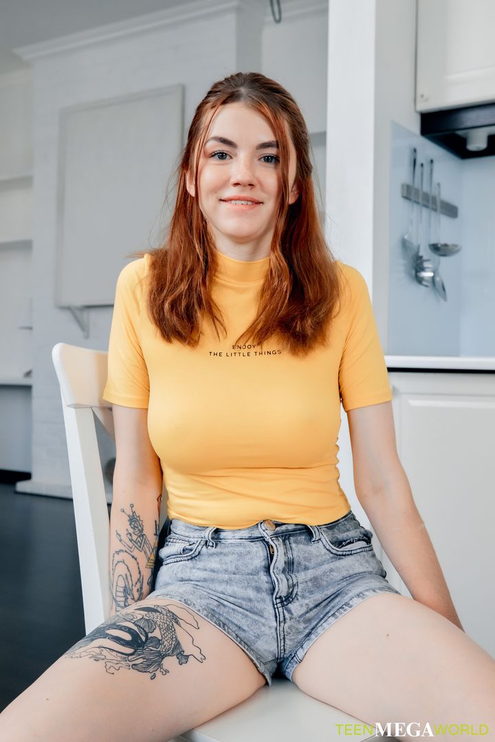 Hard-working cutie shows her boobs