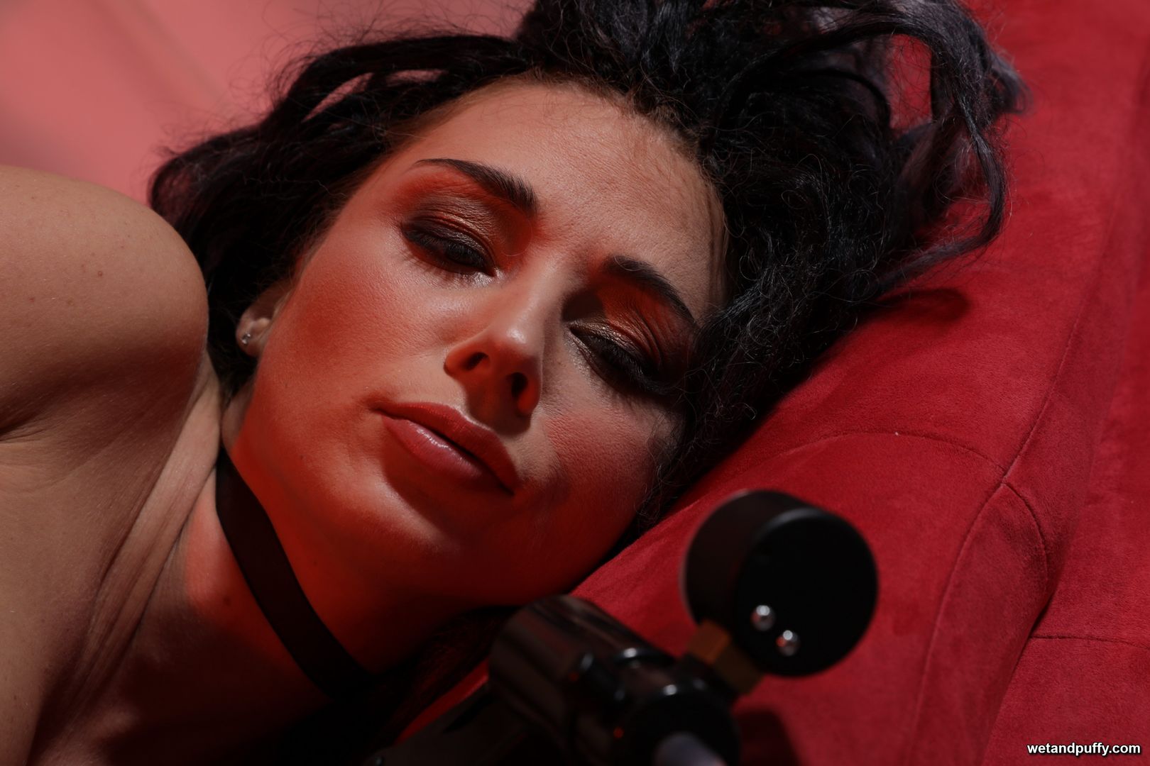 LEYLA — SENSUAL IN BLACK