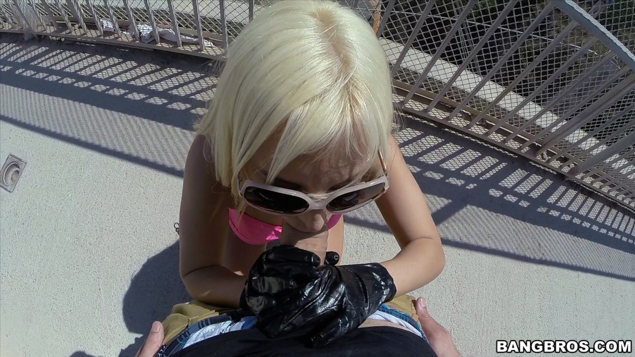 Big Booty Blondie Fesser Takes a Public Pounding