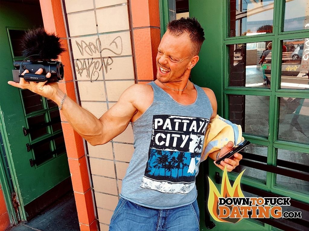 Mini Hotcore: Takes Cock In Public