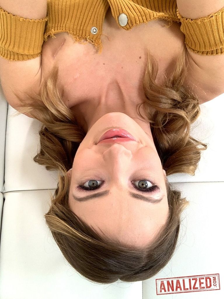 Zoe Sparx: Pigail Slut Plugs Her Ass