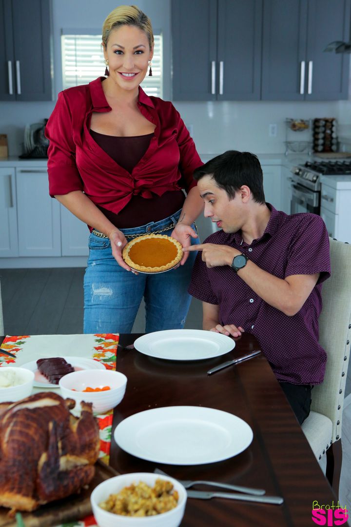 My Stepsisters Sexy Thanksgiving - S20:E9