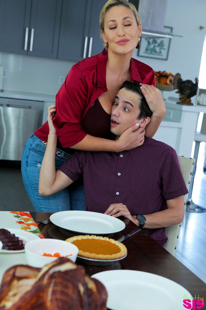 My Stepsisters Sexy Thanksgiving - S20:E9
