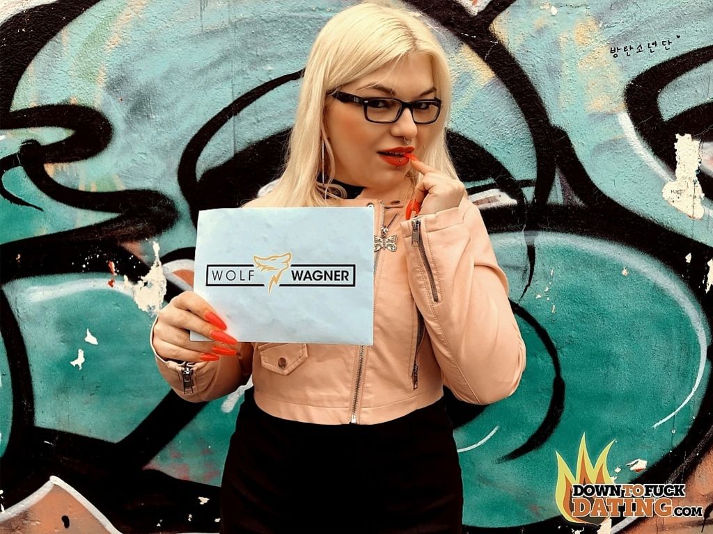 Mariella Sun: Frisky On The First Date