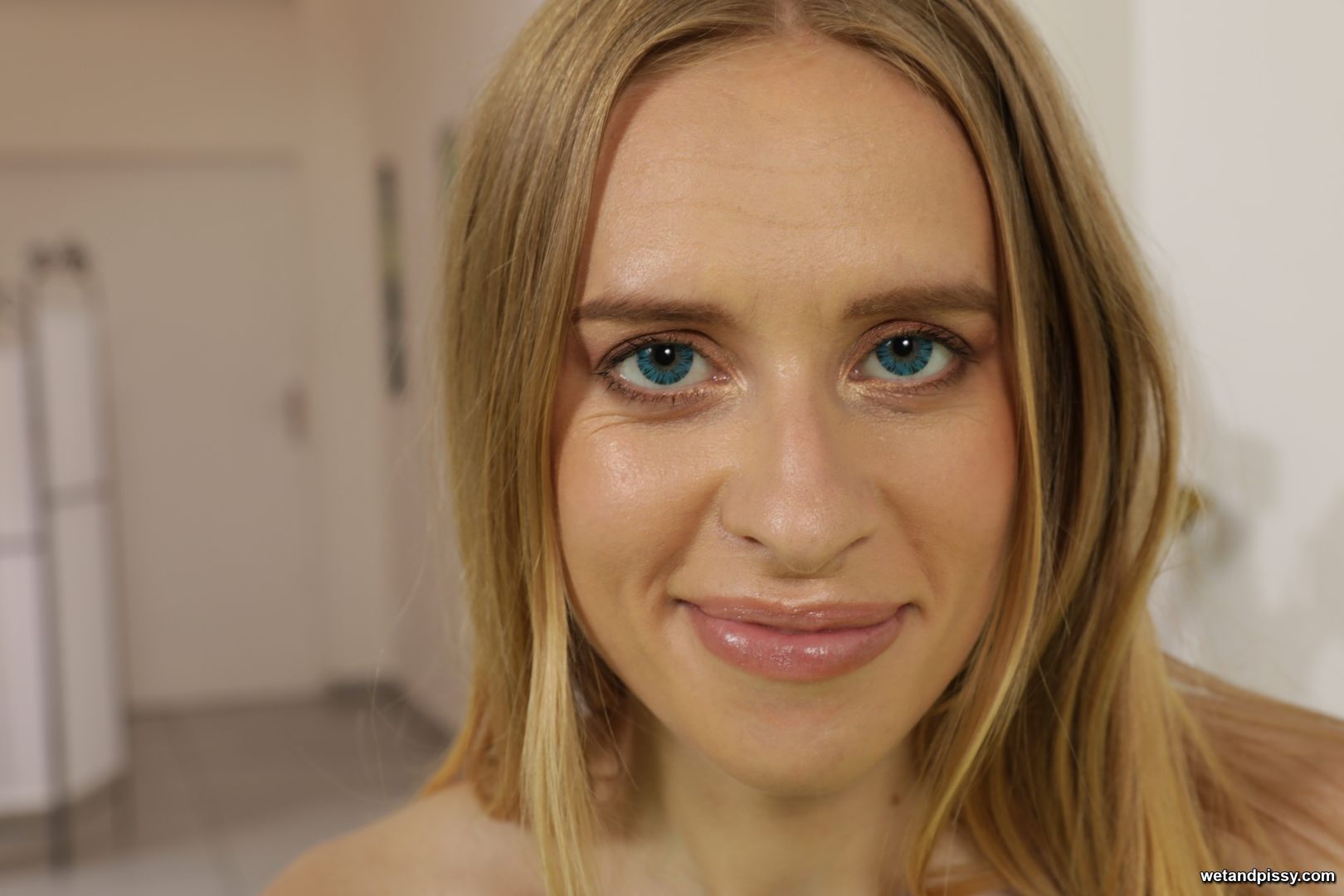 NIKKI RIDDLE — SUCKING HER SHEETS