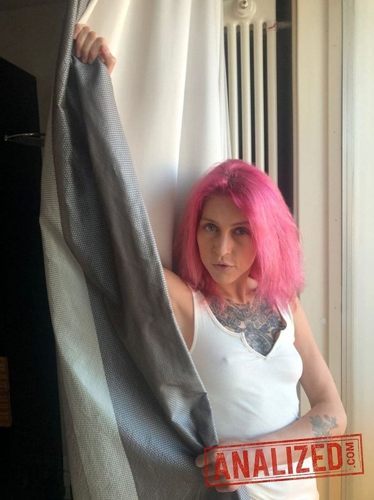 Yara Phoenix: Ass Passed Around By 4 Guys