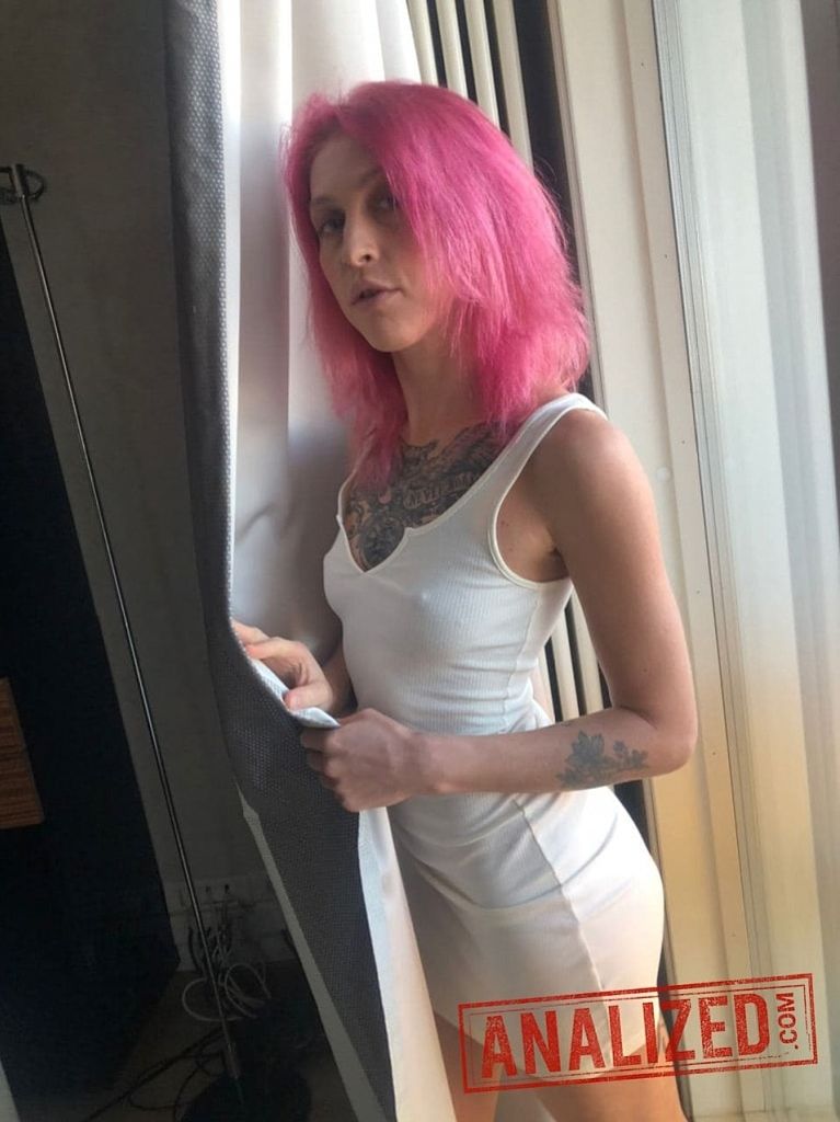 Yara Phoenix: Ass Passed Around By 4 Guys