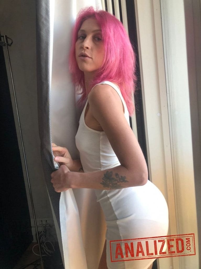 Yara Phoenix: Ass Passed Around By 4 Guys