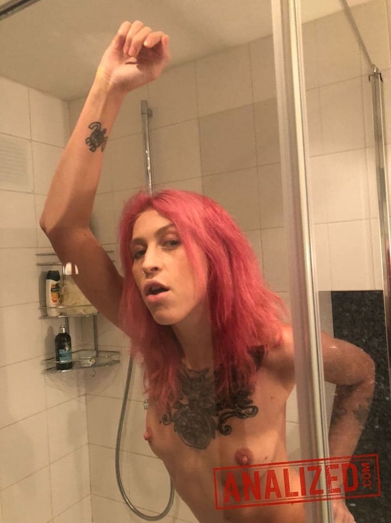 Yara Phoenix: Ass Passed Around By 4 Guys