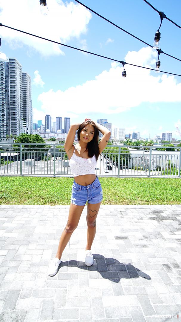 Yumi Sin Strips Down Completely Naked In Public