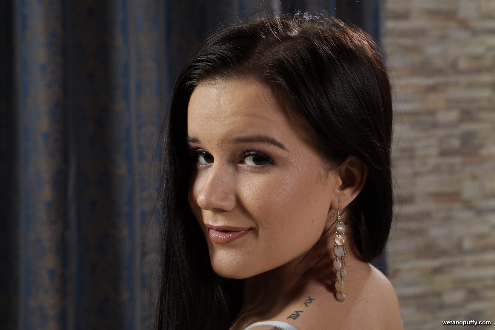 LITTLE ELIS — PETITE PUSSY PLAY