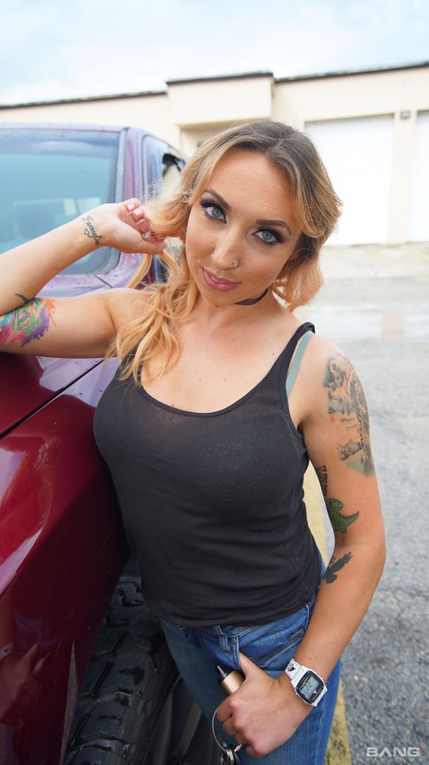 Daisie Belle Gets Her Truck And Her Pussy Lifted To New Heights