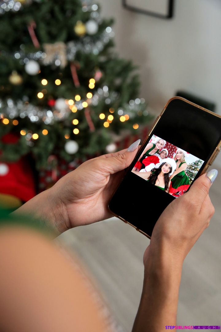Stepsister And Her Friends Want Dick For Christmas - S19:E4