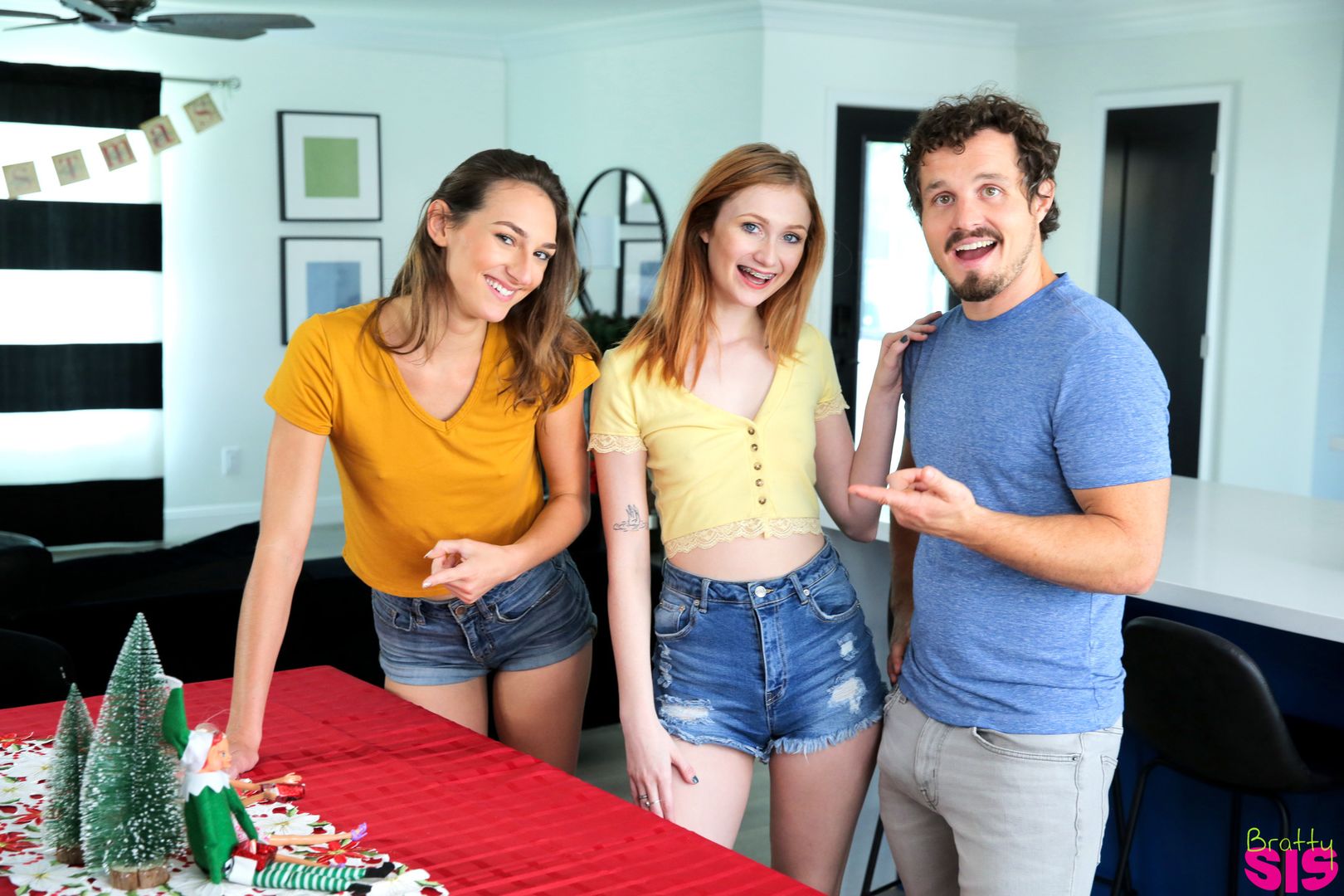 If My Stepsister Was A Christmas Elf - S21:E1