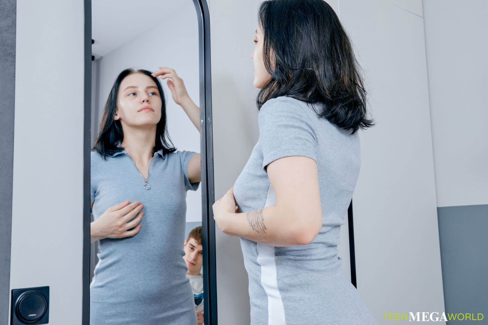 Mirror reveals a kinky secret