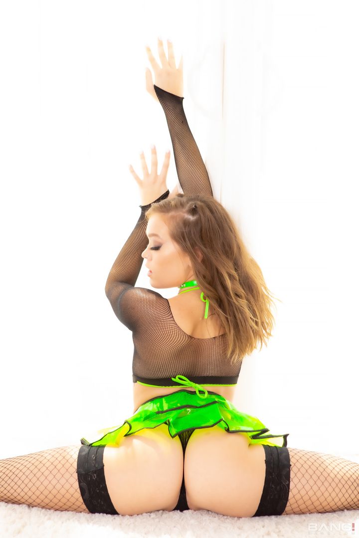Katie Kush Can Do The Splits On The Dick