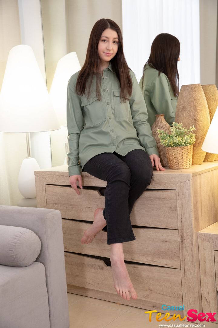 TEEN BRUNETTE FAST CASUAL FUCK