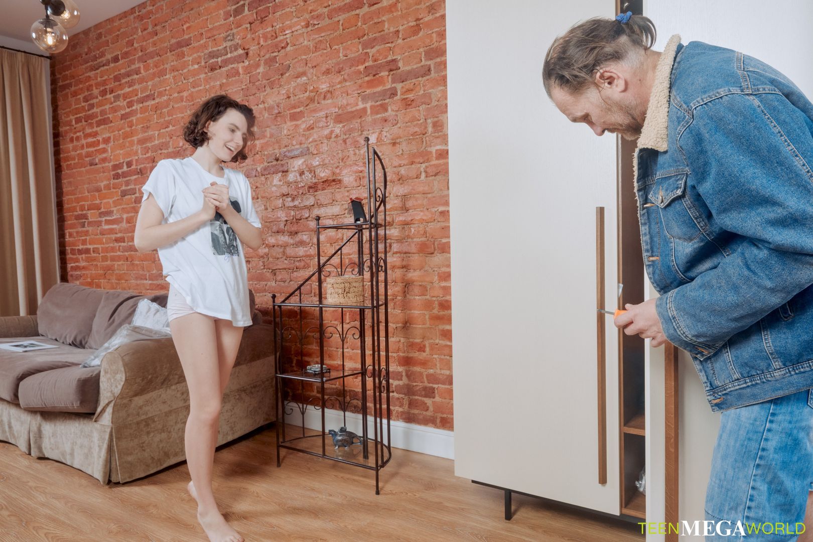 Lucky repairman gets a blowjob