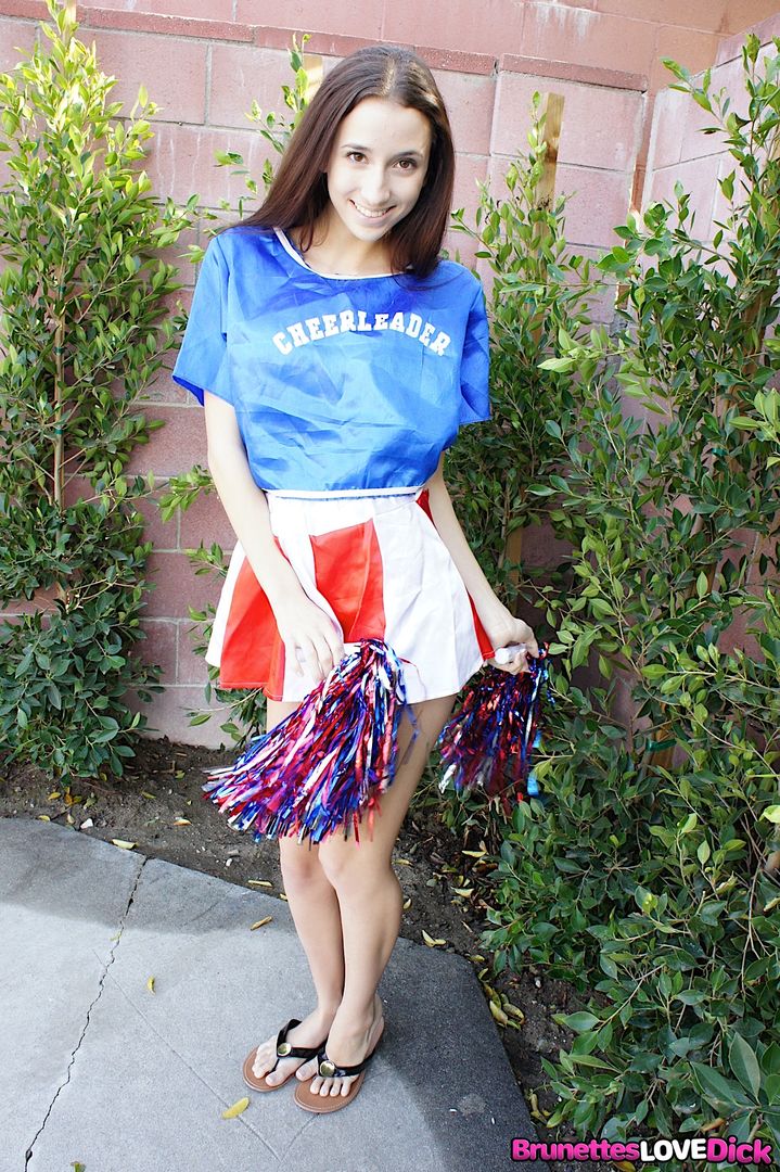 Sweet Sexy Cheerleader Bella Gives Her All
