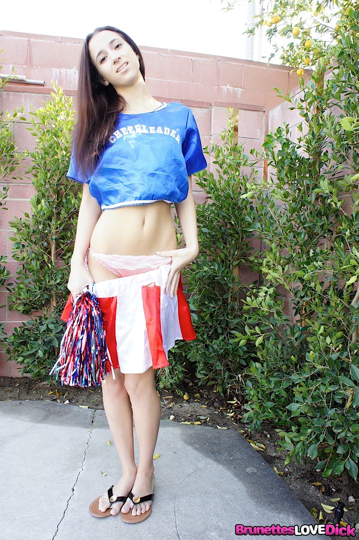 Sweet Sexy Cheerleader Bella Gives Her All