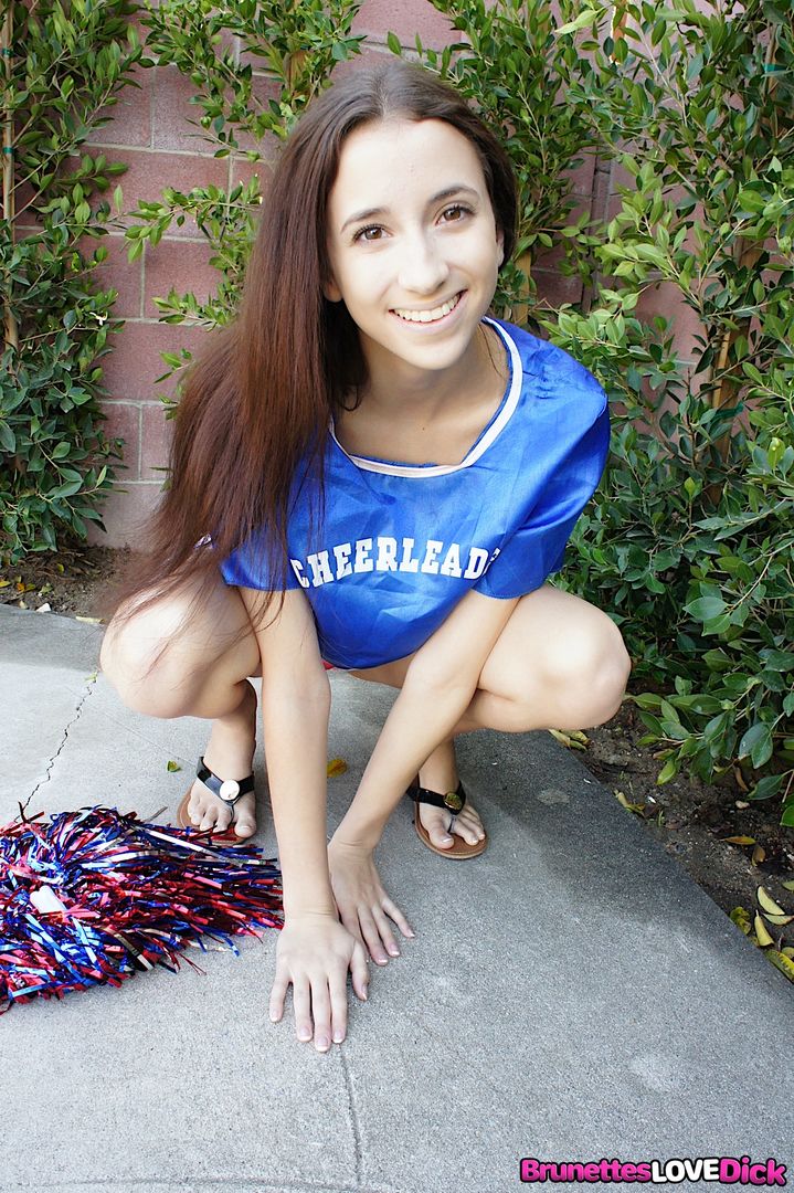 Sweet Sexy Cheerleader Bella Gives Her All