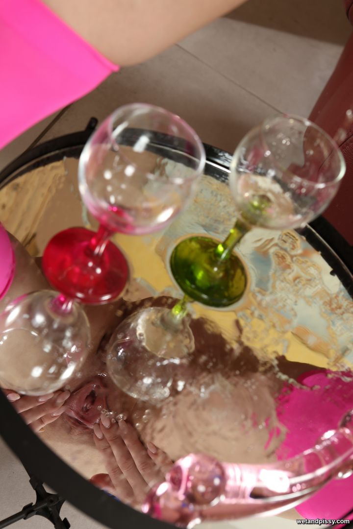 NIKKI RIDDLE — TIPPLE TIME