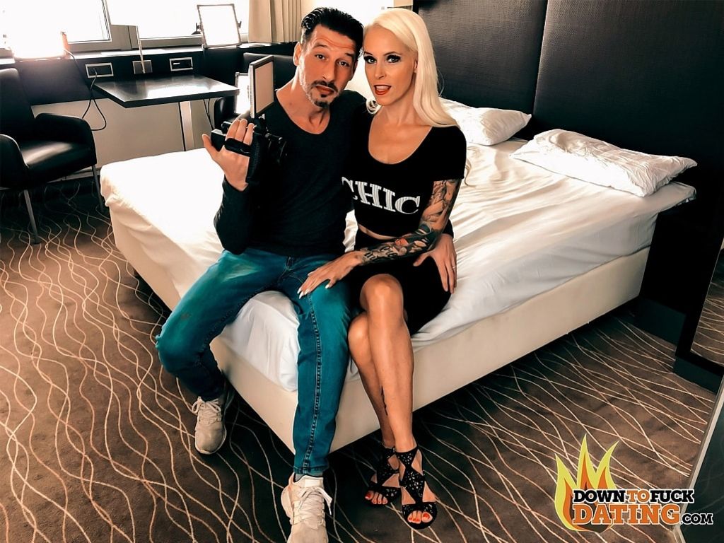Sophie Logan: Fuck My Wet MILF Cunt