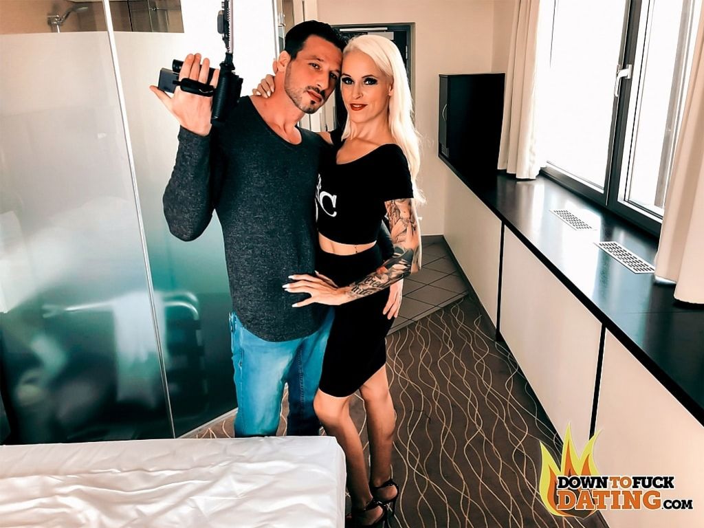 Sophie Logan: Fuck My Wet MILF Cunt
