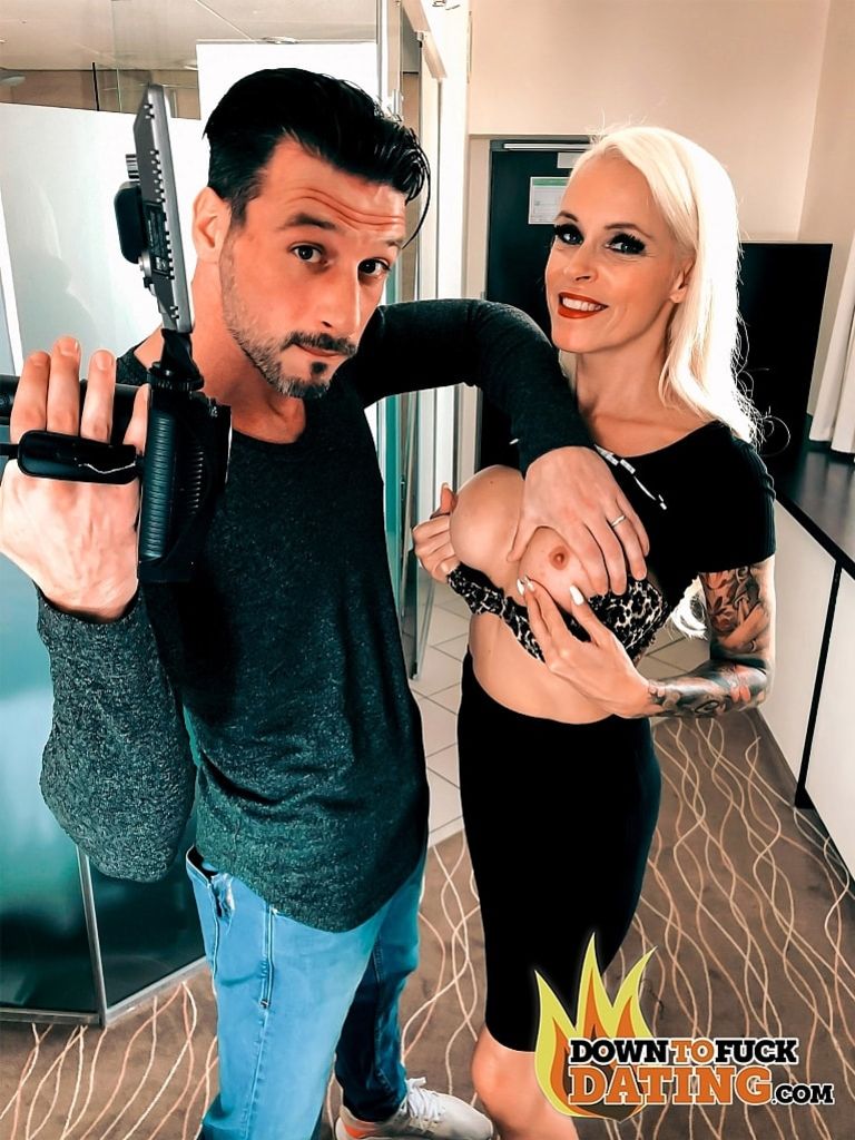 Sophie Logan: Fuck My Wet MILF Cunt