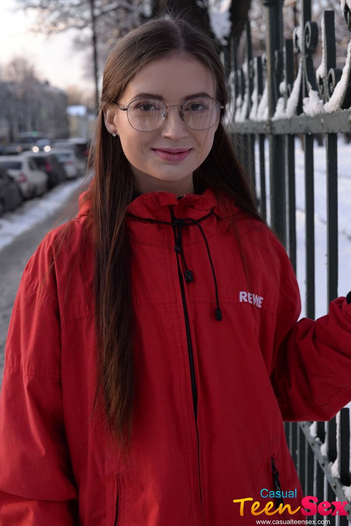 Nerdy teeny first date anal