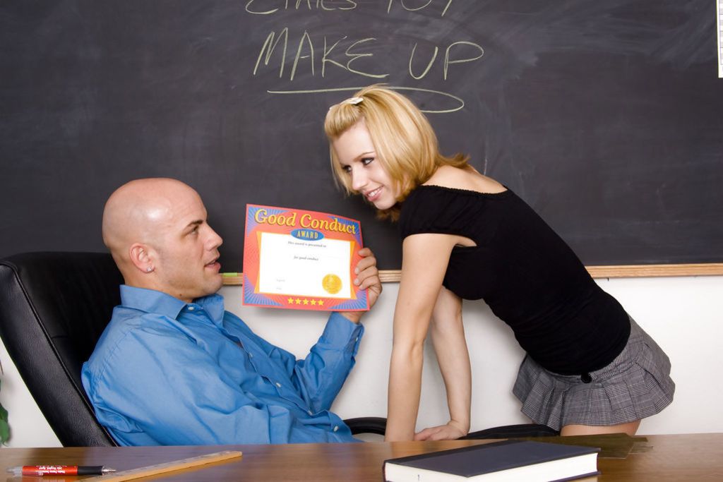 Lexi Belle Gets It On With Her Well Hung Teacher