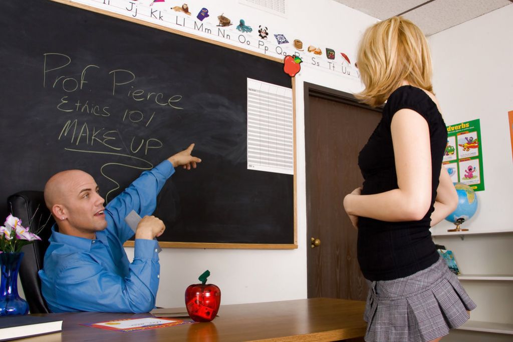 Lexi Belle Gets It On With Her Well Hung Teacher
