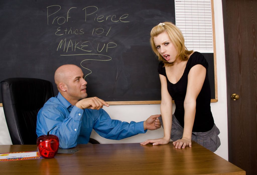 Lexi Belle Gets It On With Her Well Hung Teacher