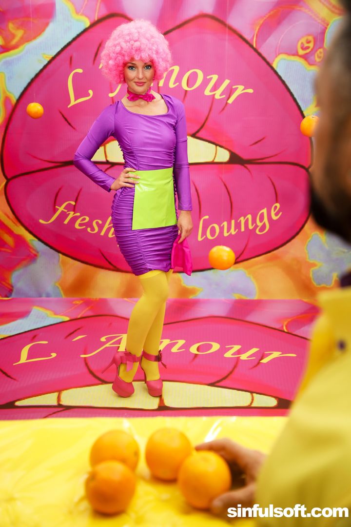 She Comes in Colors 2