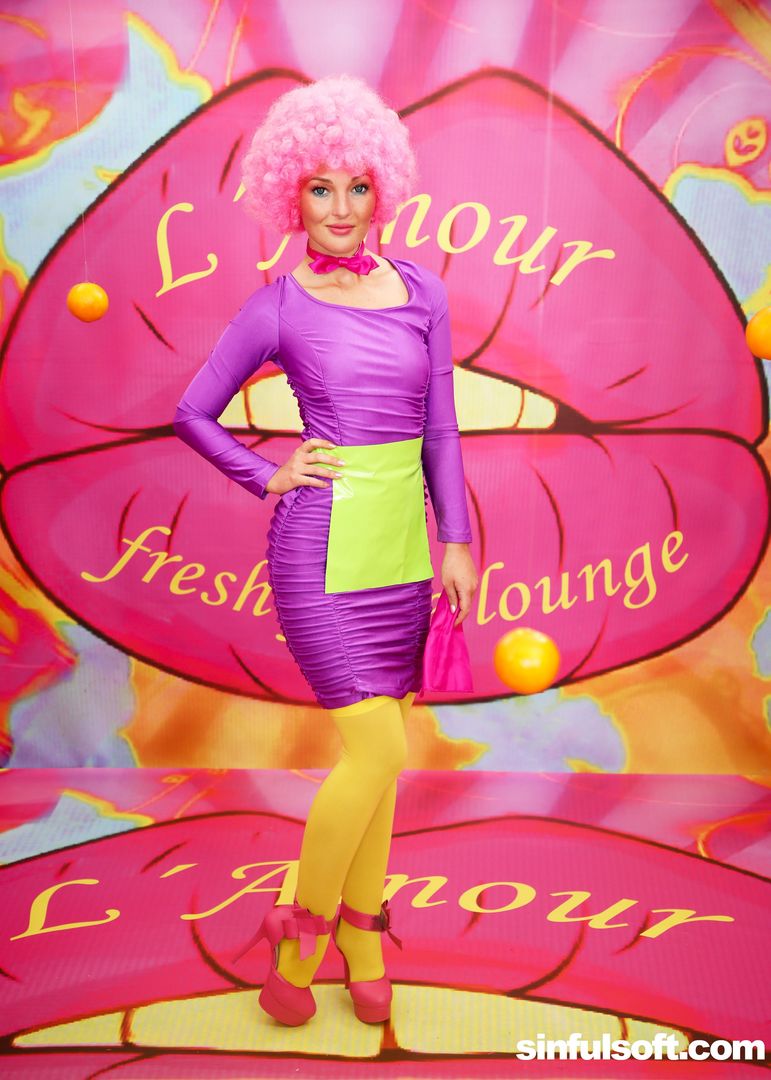 She Comes in Colors 2