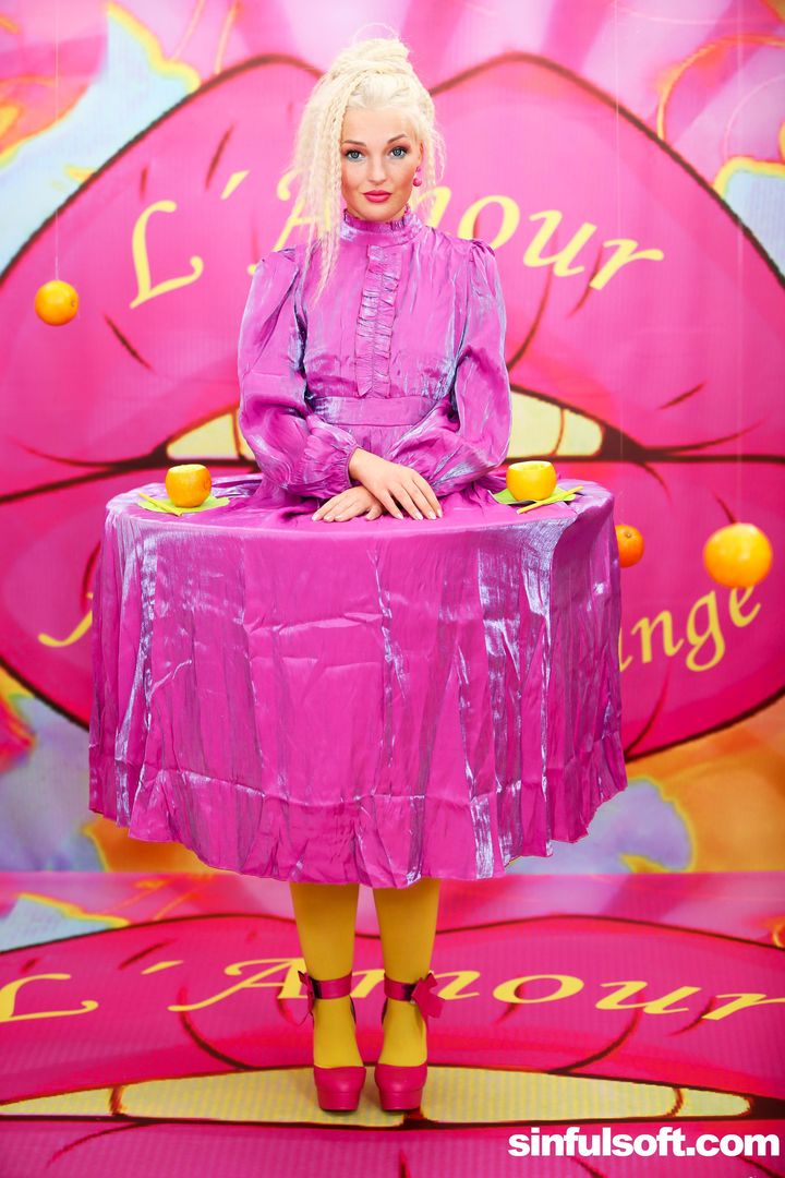 She Comes in Colors 2