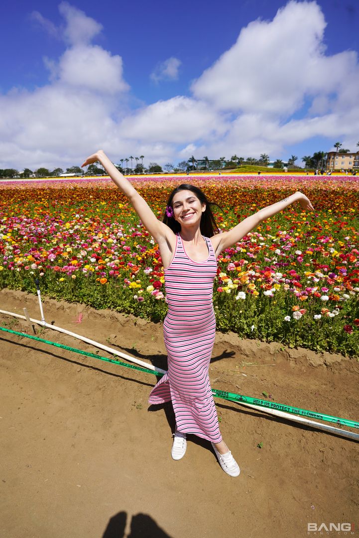 Gianna Gem Exposes Her Titties In Public!