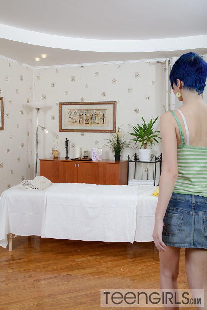 Punk Rock Teen Girl Jewel Fondled By Horny Masseuse