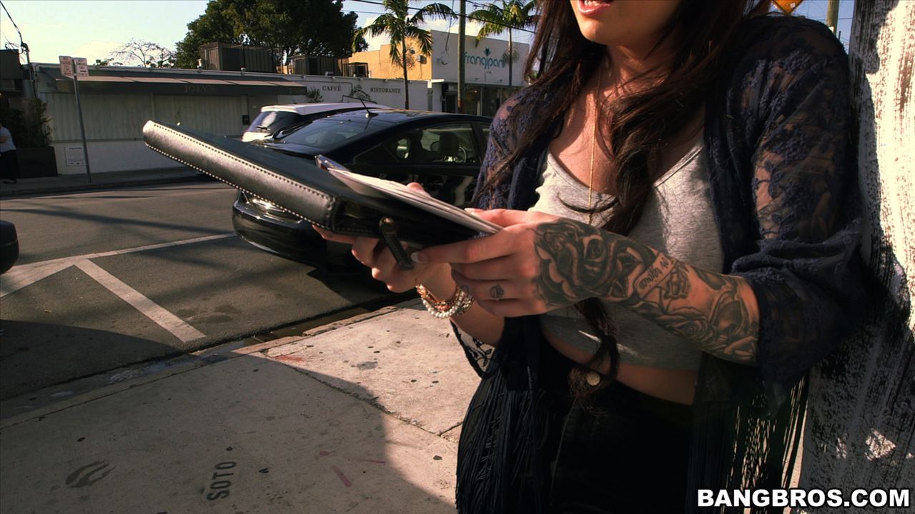 Rocker chick banged on the bus